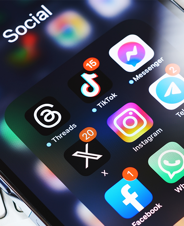 smartphone community manager qui montre les applications de réseaux sociaux